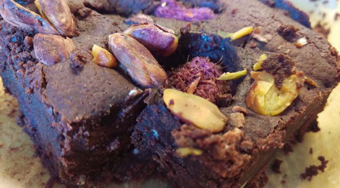 Recept: vegan brownies met chocolade, frambozen en pistache