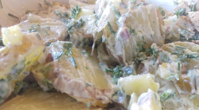 De lekkerste vegan aardappelsalade voor bij de BBQ (of zomaar)