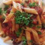 Recept ‘slettenpenne’: vegan pasta alla puttanesca met een twist